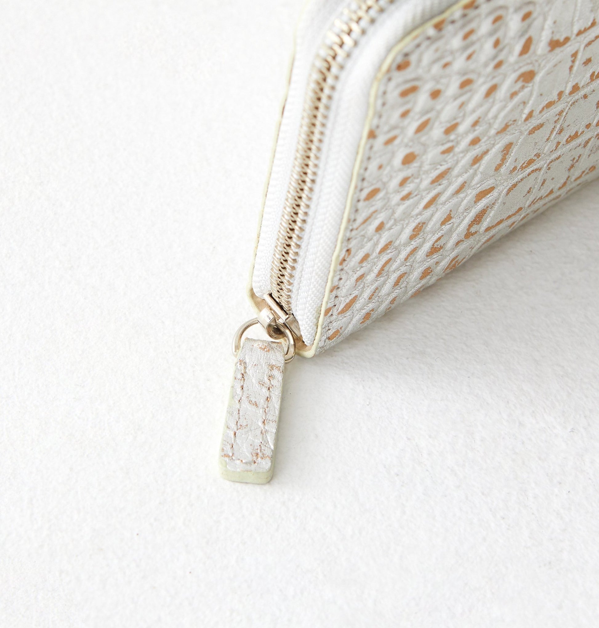 Round Zip (Croco Embossed) - Coquette Online Shop